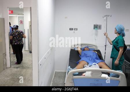 Maracaibo- Venezuela-19-06-2015- Mutterschaft Castillo Plaza in Venezuela. Frau, die auf der Wehen-Station schwanger ist und ein Baby hat. © JOSE ISAAC BULA URRUTIA / ALAMY Stockfoto