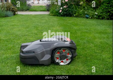 East Molesey, Surrey, Großbritannien. Juli 2021. Roboter-Rasenmäher, die heute vorgestellt werden. Quelle: Maureen McLean/Alamy Stockfoto