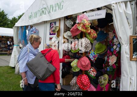 East Molesey, Surrey, Großbritannien. Juli 2021. Einige der vielen Stände, die Kleidung, Hüte und Schmuck verkaufen. Quelle: Maureen McLean/Alamy Stockfoto
