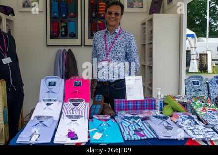 East Molesey, Surrey, Großbritannien. Juli 2021. Einige der vielen Stände, die Kleidung, Hüte und Schmuck verkaufen. Quelle: Maureen McLean/Alamy Stockfoto