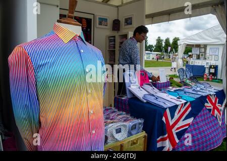 East Molesey, Surrey, Großbritannien. Juli 2021. Einige der vielen Stände, die Kleidung, Hüte und Schmuck verkaufen. Quelle: Maureen McLean/Alamy Stockfoto
