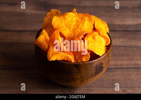 Gesunde Kartoffel Chips mit süßen Kartoffeln eine Alternative zu klassischen Chips Stockfoto