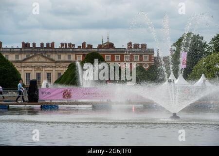 East Molesey, Surrey, Großbritannien. Juli 2021. Blick über das lange Wasser im Hampton Court Palace. Quelle: Maureen McLean/Alamy Stockfoto