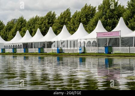 East Molesey, Surrey, Großbritannien. Juli 2021. Blick über das lange Wasser im Hampton Court Palace. Quelle: Maureen McLean/Alamy Stockfoto
