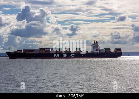 Kommerzielles Containerschiff, das auf der Themse segeln kann Stockfoto