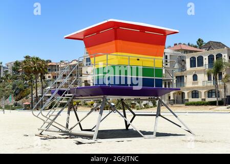 LONG BEACH, CALIF - 5 JUL 2021: Pride Tower, am Alamitos Beach. Der regenbogenfarbene Rettungsschwimmer-Turm unterstützt die LGBTQ-Gemeinschaft, die einen früheren ersetzt Stockfoto