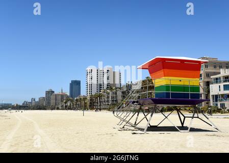 LONG BEACH, CALIF - 5 JUL 2021: Pride Tower, am Shoreline Way und 12. Pl., mit der Skyline der Stadt im Hintergrund. Der regenbogenfarbene Rettungsschwimmer towe Stockfoto