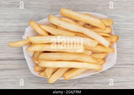 Der Blick von oben auf die Beilage der pommes Frites ist auch köstlich, wenn man sie selbst isst. Stockfoto