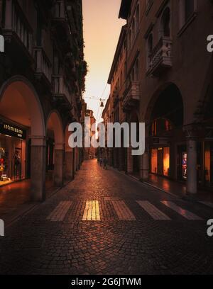 22. juni 2021 (Treviso, Italien): Blick auf die Calmaggiore Straße in Treviso bei Sonnenuntergang Stockfoto