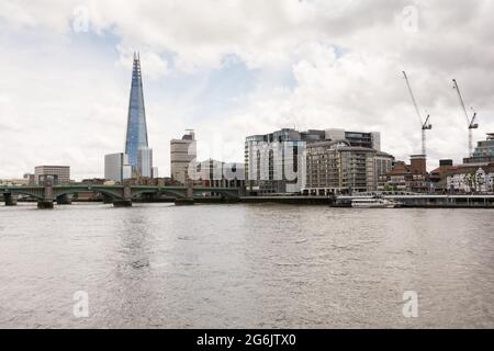 The Shard and the Globe Theatre an der Themse, Bankside, London, England, Großbritannien. Stockfoto