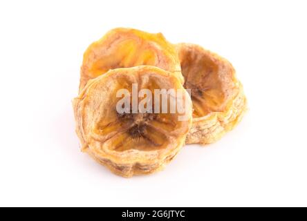 Dehydrierte Bananenchips auf weißem Hintergrund Stockfoto