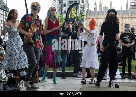 London, Großbritannien. Juli 2021. Aktivisten tanzen bei einem Kill the Bill Protest auf dem Parliament Square gegen den Gesetzentwurf 2021 der Polizei, Kriminalität, Verurteilung und Gerichte (PCSC), während Abgeordnete Änderungen des Gesetzentwurfs im Unterhaus erwägen. Der PCSC-Gesetzentwurf würde der Polizei eine Reihe neuer Ermessensbefugnisse zur Schließung von Protesten gewähren. Kredit: Mark Kerrison/Alamy Live Nachrichten Stockfoto