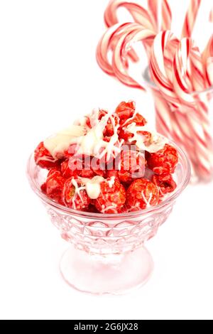 Candy Cane White Chocolate Nieselter roter Popcorn auf weißem Hintergrund Stockfoto