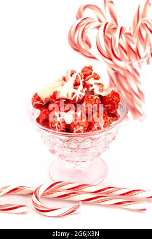 Candy Cane White Chocolate Nieselter roter Popcorn auf weißem Hintergrund Stockfoto