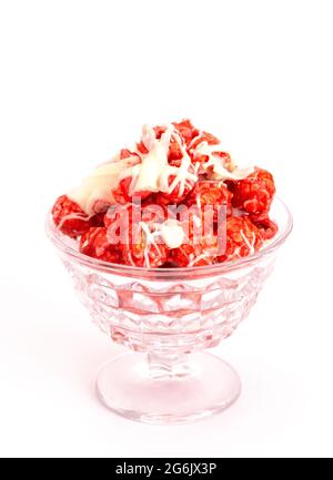 Candy Cane White Chocolate Nieselter roter Popcorn auf weißem Hintergrund Stockfoto