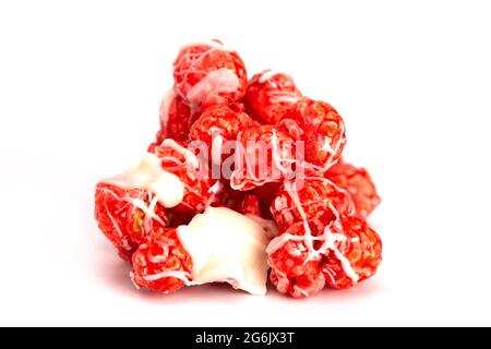 Candy Cane White Chocolate Nieselter roter Popcorn auf weißem Hintergrund Stockfoto