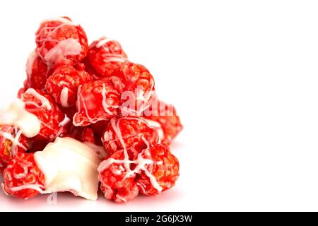 Candy Cane White Chocolate Nieselter roter Popcorn auf weißem Hintergrund Stockfoto