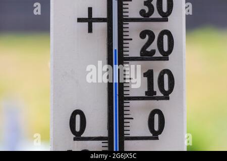 Nahaufnahme des Thermometers mit 22 Grad. Stockfoto