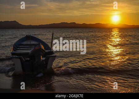 UN Bote de pesca flota en el agua atardecer en la playa de frente Isla del Tiburon en la localidad de Punta Chueca durante la celebración año nuevo Seri en la comunidad de Punta Chueca el 30 junio 2021 en Hermosillo, Mexiko.(Foto von Luis Gutierrez / Norte Photo ) Ein Fischerboot schwimmt im Sonnenuntergangswasser am Strand vor der Isla del Tiburon in der Stadt Punta Chueca während der Seri Neujahrsfeier in der Gemeinde Punta Chueca am 30. Juni 2021 in Hermosillo, Mexiko. (Foto von Luis Gutierrez / Nordfoto) Stockfoto