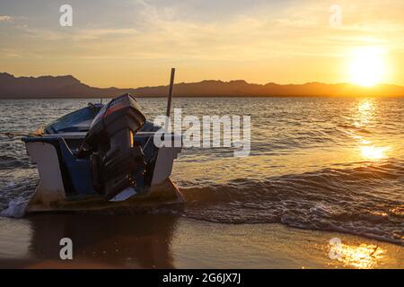 UN Bote de pesca flota en el agua atardecer en la playa de frente Isla del Tiburon en la localidad de Punta Chueca durante la celebración año nuevo Seri en la comunidad de Punta Chueca el 30 junio 2021 en Hermosillo, Mexiko.(Foto von Luis Gutierrez / Norte Photo ) Ein Fischerboot schwimmt im Sonnenuntergangswasser am Strand vor der Isla del Tiburon in der Stadt Punta Chueca während der Seri Neujahrsfeier in der Gemeinde Punta Chueca am 30. Juni 2021 in Hermosillo, Mexiko. (Foto von Luis Gutierrez / Nordfoto) Stockfoto