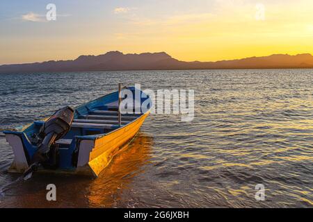 UN Bote de pesca flota en el agua atardecer en la playa de frente Isla del Tiburon en la localidad de Punta Chueca durante la celebración año nuevo Seri en la comunidad de Punta Chueca el 30 junio 2021 en Hermosillo, Mexiko.(Foto von Luis Gutierrez / Norte Photo ) Ein Fischerboot schwimmt im Sonnenuntergangswasser am Strand vor der Isla del Tiburon in der Stadt Punta Chueca während der Seri Neujahrsfeier in der Gemeinde Punta Chueca am 30. Juni 2021 in Hermosillo, Mexiko. (Foto von Luis Gutierrez / Nordfoto) Stockfoto