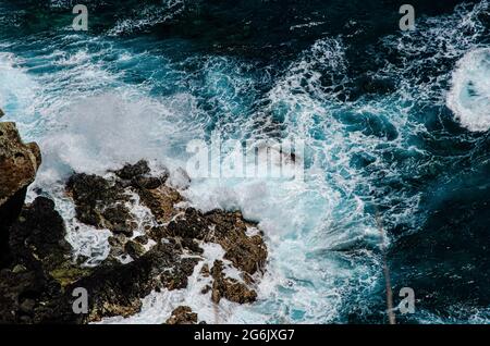 Felsige Küstenwellen in Hawaii Stockfoto