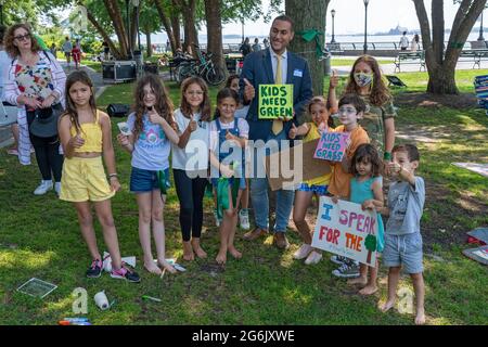 NEW YORK, NY – 05. JULI: Der Stadtrat-Kandidat Chris Marte und lokale Kinder nehmen an der Kundgebung im Rockefeller Park Teil, um gegen die Gouverneur zu protestieren. Andrew Cuomos Plan Stockfoto