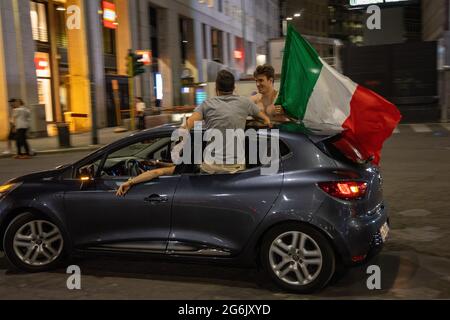 Mailand, Italien juli 6 2021 - italienische Fans feiern den Sieg des Halbfinalmatches Italien gegen Spanien europameisterschaft in London Stockfoto