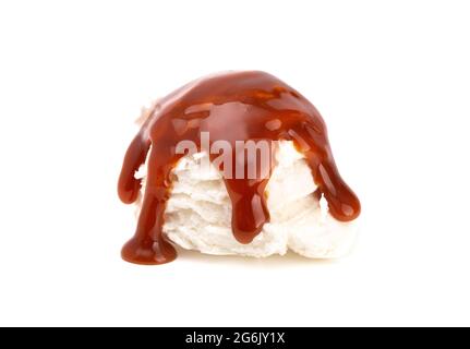 Eine Schaufel Vanilleeis mit Karamellsauce Stockfoto