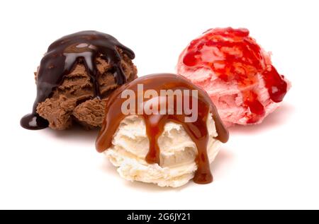Drei Geschmacksrichtungen von Eiscreme-Schokolade Erdbeere und Vanille auf weißem Hintergrund mit Belag Stockfoto