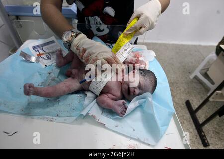Maracaibo- Venezuela-19-06-2015- Maternity Castillo Plaza in Einer Baby-Jungen-Geburt durch Neugeborene wird mit einem Maßband überprüft. Foto Jose Bula. Stockfoto