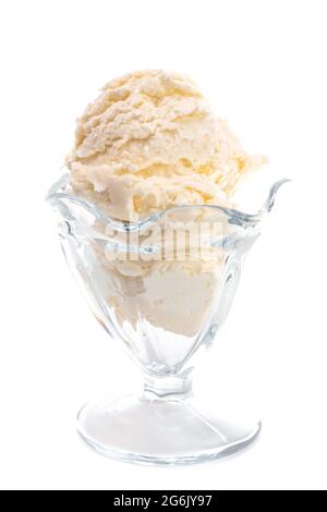 Schaufeln Vanilleeis auf weißem Hintergrund Stockfoto