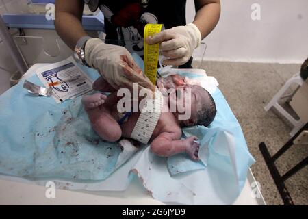 Maracaibo-Venezuela-19-06-2015-Maternity Castillo Plaza Eine Geburt Eines Neugeborenen wird mit Maßband überprüft.Foto José Bula. Stockfoto