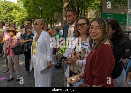 NEW YORK, NY – 05. JULI 2021: Einwohner von Battery Park City und lokale Politiker versammeln sich im Rockefeller Park, um gegen die Staatsmacht zu protestieren. Andrew Cuomos Pläne für eine Stockfoto