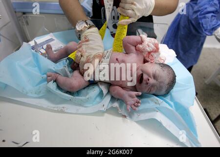 Maracaibo- Venezuela-19-06-2015- Mutterschaft Castillo Plaza in Venezuela. Die Geburt eines Jungen durch ein Neugeborenes wird mit Maßband überprüft. © JOSE Stockfoto