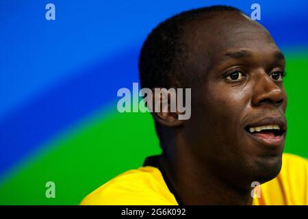 Usain Bolt von Jamaika Porträt bei den Olympischen Spielen 2016 in Rio. Jamaikanischer Sprinter gewinnt Goldmedaille 100m Sprint Rennen letzte Strecke und Feld Stockfoto