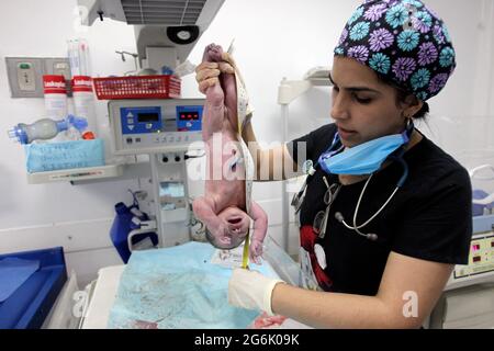 Maracaibo- Venezuela-19-06-2015- Mutterschaft Castillo Plaza in Venezuela. Die Geburt eines Jungen durch ein Neugeborenes wird mit Maßband überprüft. © JOSE Stockfoto