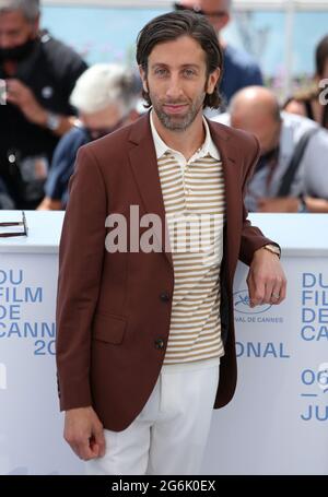 Cannes, Frankreich. Juli 2021. Simon Helberg trifft am Dienstag, den 6. Juli 2021, auf eine Fotozelle für den Film „Annette“ während der 74. Internationalen Filmfestspiele von Cannes in Cannes, Frankreich, ein. Foto von David Silpa/UPI Credit: UPI/Alamy Live News Stockfoto
