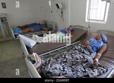 Maracaibo- Venezuela-19-06-2015- Mutterschaft Castillo Plaza in Venezuela. Im Krankenhaus stationierte Schwangere sprechen in einem Gemeinschaftsraum, während sie auf ihre warten Stockfoto