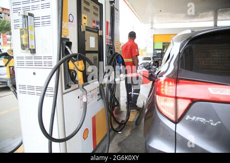 salvador, bahia, brasilien - 6. juli 2021: Die Begleitperson tankt in einem Fahrzeug an einer Tankstelle in der Stadt Salvador. *** Ortsüberschrift *** Stockfoto