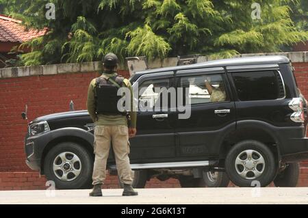 Srinagar, Indien. Juli 2021. SRINAGAR, INDIEN - 6. JULI: Mitglieder der Abgrenzungskommission treffen sich am 6. Juli 2021 in Srinagar, Indien, mit politischen Führern. Die Mitglieder des Abgrenzungsgremiums werden mit politischen Führern, Bezirksbeamten oder stellvertretenden Kommissaren aus 20 Bezirken der Region und anderen Interessengruppen zusammentreffen und Informationen auf der Ebene des Bodens über den laufenden Prozess der Abgrenzung im Unionsgebiet sammeln. (Foto von Waseem Andrabi/Hindustan Times/Sipa USA) Quelle: SIPA USA/Alamy Live News Stockfoto