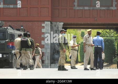 Srinagar, Indien. Juli 2021. SRINAGAR, INDIEN - 6. JULI: Polizeipersonal auf der Hut, als Mitglieder der Abgrenzungskommission am 6. Juli 2021 in Srinagar, Indien, zu einem Treffen mit politischen Führern eintreffen. Die Mitglieder des Abgrenzungsgremiums werden mit politischen Führern, Bezirksbeamten oder stellvertretenden Kommissaren aus 20 Bezirken der Region und anderen Interessengruppen zusammentreffen und Informationen auf der Ebene des Bodens über den laufenden Prozess der Abgrenzung im Unionsgebiet sammeln. (Foto von Waseem Andrabi/Hindustan Times/Sipa USA) Quelle: SIPA USA/Alamy Live News Stockfoto
