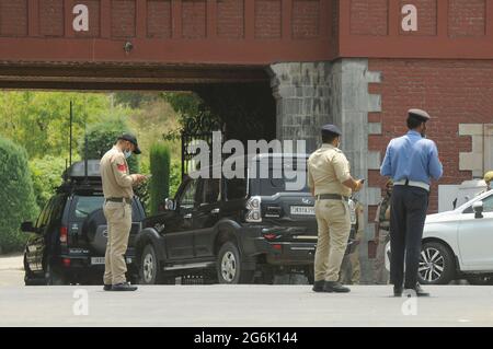 Srinagar, Indien. Juli 2021. SRINAGAR, INDIEN - 6. JULI: Mitglieder der Abgrenzungskommission treffen sich am 6. Juli 2021 in Srinagar, Indien, mit politischen Führern. Die Mitglieder des Abgrenzungsgremiums werden mit politischen Führern, Bezirksbeamten oder stellvertretenden Kommissaren aus 20 Bezirken der Region und anderen Interessengruppen zusammentreffen und Informationen auf der Ebene des Bodens über den laufenden Prozess der Abgrenzung im Unionsgebiet sammeln. (Foto von Waseem Andrabi/Hindustan Times/Sipa USA) Quelle: SIPA USA/Alamy Live News Stockfoto