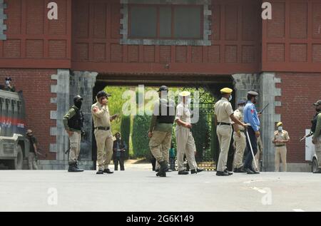 Srinagar, Indien. Juli 2021. SRINAGAR, INDIEN - 6. JULI: Polizeipersonal auf der Hut, als Mitglieder der Abgrenzungskommission am 6. Juli 2021 in Srinagar, Indien, zu einem Treffen mit politischen Führern eintreffen. Die Mitglieder des Abgrenzungsgremiums werden mit politischen Führern, Bezirksbeamten oder stellvertretenden Kommissaren aus 20 Bezirken der Region und anderen Interessengruppen zusammentreffen und Informationen auf der Ebene des Bodens über den laufenden Prozess der Abgrenzung im Unionsgebiet sammeln. (Foto von Waseem Andrabi/Hindustan Times/Sipa USA) Quelle: SIPA USA/Alamy Live News Stockfoto