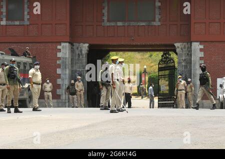 Srinagar, Indien. Juli 2021. SRINAGAR, INDIEN - 6. JULI: Polizeipersonal auf der Hut, als Mitglieder der Abgrenzungskommission am 6. Juli 2021 in Srinagar, Indien, zu einem Treffen mit politischen Führern eintreffen. Die Mitglieder des Abgrenzungsgremiums werden mit politischen Führern, Bezirksbeamten oder stellvertretenden Kommissaren aus 20 Bezirken der Region und anderen Interessengruppen zusammentreffen und Informationen auf der Ebene des Bodens über den laufenden Prozess der Abgrenzung im Unionsgebiet sammeln. (Foto von Waseem Andrabi/Hindustan Times/Sipa USA) Quelle: SIPA USA/Alamy Live News Stockfoto