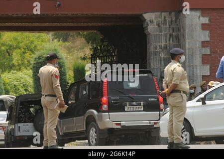 Srinagar, Indien. Juli 2021. SRINAGAR, INDIEN - 6. JULI: Mitglieder der Abgrenzungskommission treffen sich am 6. Juli 2021 in Srinagar, Indien, mit politischen Führern. Die Mitglieder des Abgrenzungsgremiums werden mit politischen Führern, Bezirksbeamten oder stellvertretenden Kommissaren aus 20 Bezirken der Region und anderen Interessengruppen zusammentreffen und Informationen auf der Ebene des Bodens über den laufenden Prozess der Abgrenzung im Unionsgebiet sammeln. (Foto von Waseem Andrabi/Hindustan Times/Sipa USA) Quelle: SIPA USA/Alamy Live News Stockfoto