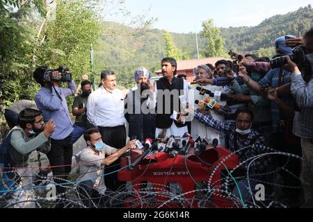 Srinagar, Indien. Juli 2021. SRINAGAR, INDIEN - 6. JULI: Der Kongresspräsident von Jammu und Kaschmir, Ghulam Ahmad mir, informiert die Medien nach einem Treffen mit Mitgliedern der Abgrenzungskommission am 6. Juli 2021 in Srinagar, Indien. Die Mitglieder des Abgrenzungsgremiums werden mit politischen Führern, Bezirksbeamten oder stellvertretenden Kommissaren aus 20 Bezirken der Region und anderen Interessengruppen zusammentreffen und Informationen auf der Ebene des Bodens über den laufenden Prozess der Abgrenzung im Unionsgebiet sammeln. (Foto von Waseem Andrabi/Hindustan Times/Sipa USA) Quelle: SIPA USA/Alamy Live News Stockfoto