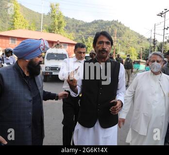 Srinagar, Indien. Juli 2021. SRINAGAR, INDIEN - 6. JULI: Der Kongresspräsident von Jammu und Kaschmir, Ghulam Ahmad mir, informiert die Medien nach einem Treffen mit Mitgliedern der Abgrenzungskommission am 6. Juli 2021 in Srinagar, Indien. Die Mitglieder des Abgrenzungsgremiums werden mit politischen Führern, Bezirksbeamten oder stellvertretenden Kommissaren aus 20 Bezirken der Region und anderen Interessengruppen zusammentreffen und Informationen auf der Ebene des Bodens über den laufenden Prozess der Abgrenzung im Unionsgebiet sammeln. (Foto von Waseem Andrabi/Hindustan Times/Sipa USA) Quelle: SIPA USA/Alamy Live News Stockfoto