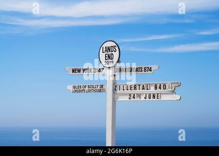 Schild an Land's End in Cornwall, am westlichsten Punkt Englands Stockfoto