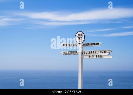 Schild an Land's End in Cornwall, am westlichsten Punkt Englands Stockfoto